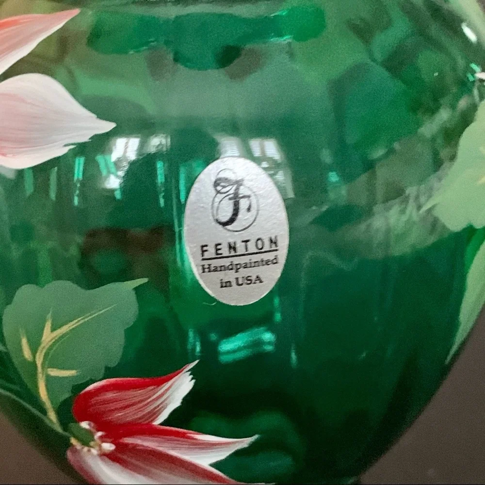 RARE - Fenton Artist Showcase Series Emarld Green Ruffle Glass Vase with Lilies - Picture 10 of 10